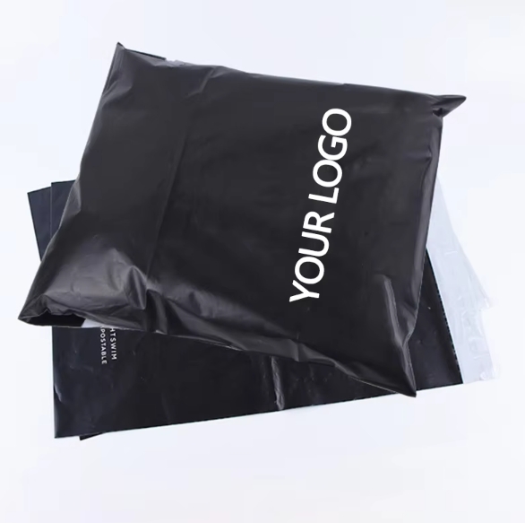 Bolsa de entrega 100% degradable La bolsa exprés 100% degradable es un tipo de bolsa de embalaje diseñada para el transporte de paquetes, el material común es el plástico/PLA, conocido por su resistencia y durabilidad. La bolsa de embalaje tiene las características de ser liviana, fácil de transportar y de transporte conveniente, y se usa ampliamente en diversos campos, como el comercio electrónico y la logística. No solo puede proteger eficazmente los elementos internos, reducir la tasa de daño, sino que también tiene la función de humedad, polvo, etc. Al mismo tiempo, se puede optar por utilizar materiales degradables y, eventualmente, descomponerse en dióxido de carbono y materia orgánica, para reducir la contaminación ambiental.  1, características de la bolsa 100% biodegradable Las bolsas biodegradables están hechas de un material especial degradable que puede ser descompuesto por microorganismos en el ambiente natural. En comparación con las bolsas de embalaje de plástico tradicionales, no necesita cientos de años para completar el proceso de descomposición, pero puede ser degradada por microorganismos naturales en poco tiempo, lo que reduce la contaminación ambiental. Sus materias primas tienen una amplia gama de procedencias, características reciclables, muy adecuadas para la producción de bolsas de embalaje respetuosas con el medio ambiente.  2, ventajas del compostaje Para muchas comunidades e instituciones, los residuos tratados deben convertirse en compost. La compostabilidad de la bolsa 100% biodegradable la convierte en un material de compostaje ideal. Durante el proceso de compostaje, estas bolsas pueden ser descompuestas por microorganismos junto con la materia orgánica y, en última instancia, convertidas en nutrientes necesarios para el crecimiento de las plantas. Esto no sólo puede reducir la dificultad y el costo de la eliminación de residuos, sino también mejorar la fertilidad del suelo y lograr la reutilización de recursos.  3, eventualmente se descompone en materia orgánica Cuando la bolsa biodegradable se desecha, en el ambiente natural, como el suelo, el agua y otros ambientes, debido al papel de los microorganismos, puede descomponerse rápidamente en agua, dióxido de carbono y otras sustancias inorgánicas. Este proceso no causa ningún daño al medio ambiente y estas sustancias inorgánicas también pueden ser absorbidas por la planta y luego convertidas en los nutrientes que necesita. Esto hace que esta bolsa biodegradable no sólo sea un excelente material respetuoso con el medio ambiente, sino también un excelente portador para promover la circulación de los ecosistemas del suelo.  4, acepte embalajes personalizados para ropa. Además de ser respetuosas con el medio ambiente, las bolsas biodegradables se pueden personalizar para satisfacer diferentes necesidades. Esto incluye una variedad de colores, tamaños, grosores y logotipos. Especialmente para la industria de la confección, se puede personalizar según las características y el estilo de la ropa, no solo para garantizar la singularidad del producto, sino también para hacer del empaque una forma de exhibir la ropa. Además, el material también tiene buena resistencia a la tracción y al desgarro, lo que puede proteger la ropa interna contra daños.   Como nuevo tipo de material de embalaje respetuoso con el medio ambiente, las bolsas 100% biodegradables no solo tienen características compostables y degradables, sino que también tienen las ventajas de ser altamente personalizadas. Además de ofrecer una buena protección para la ropa, también contribuye positivamente a la protección del medio ambiente.