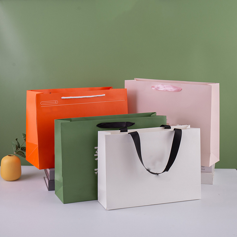 Bolsas de regalo de papel Kraft personalizadas, bolsos de compras reciclables ecológicos con logotipo para embalaje de ropa y cosméticos